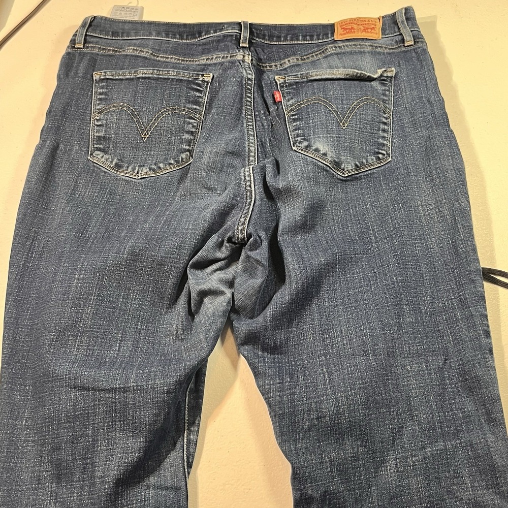 Levis Women's Classic Bootcut Size 16 33 X 32 Medium Wash - Picture 5 of 6